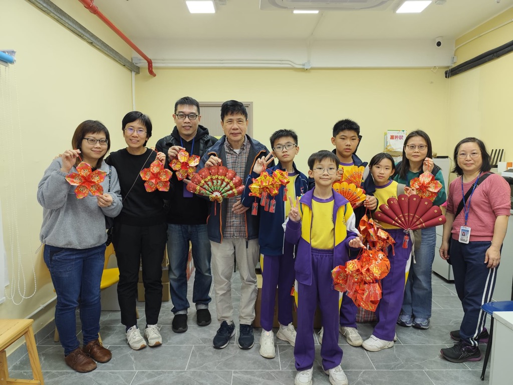 2025-01-24  [基督小先鋒送贈花燈給區內機構] 4/7