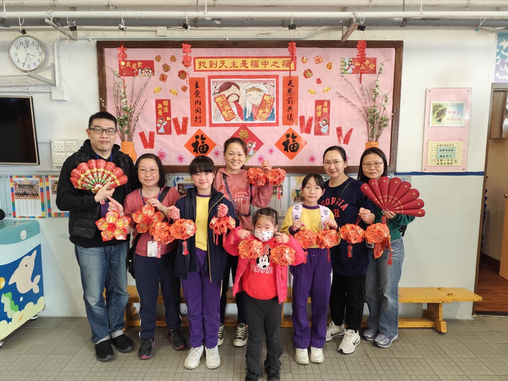 2025-01-24  [基督小先鋒送贈花燈給區內機構] 5/7
